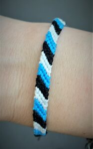 Eesti lipu värvides käepael. Käsitööna valmistatud